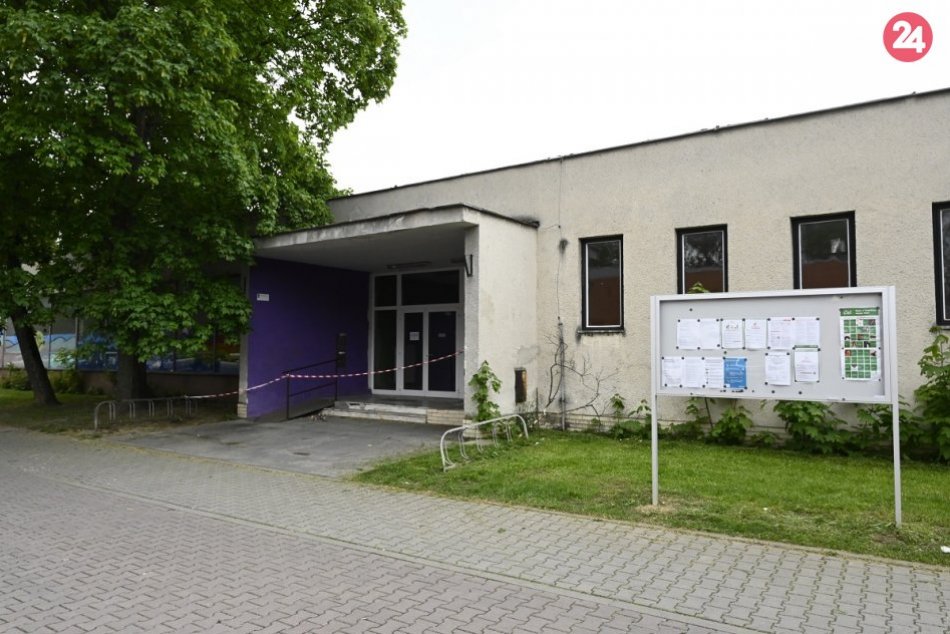 FOTO: Kultúrne stredisko Dlhé Hony zatvorili, budú ho musieť zbúrať