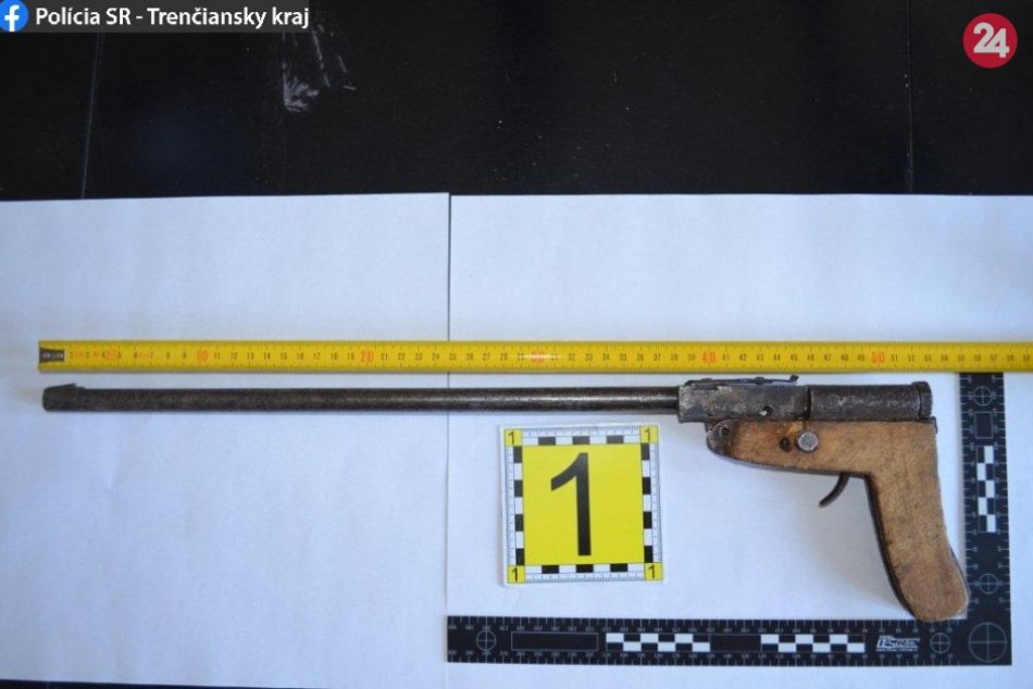 FOTO: Muž (46) z okresu Prievidza si mal podľa polície podomácky vyrobiť zbraň