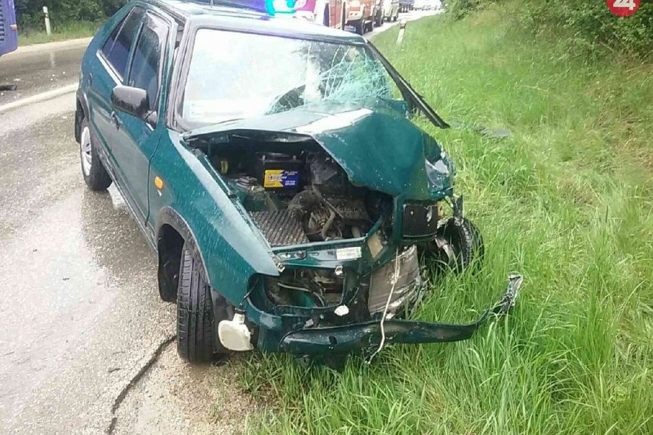 FOTO z nehody auta s autobusom, po ktorej sú traja zranení