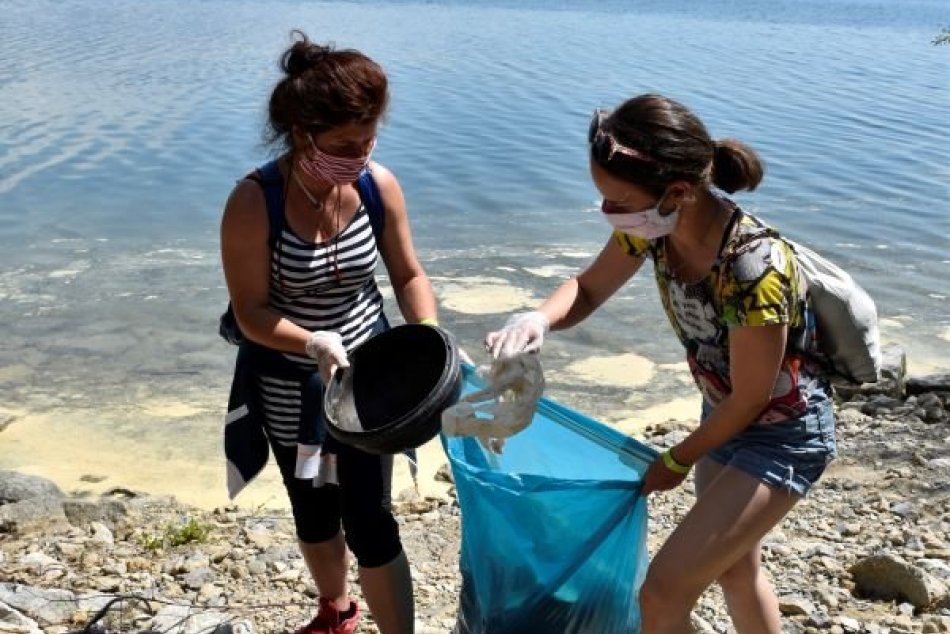 200 dobrovoľníkov vyzbieralo 285 vriec odpadu