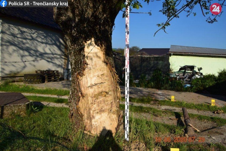 FOTO z tragickej nehody v okrese Trenčín: Zomrel mladík (†19)