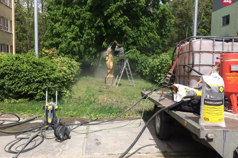 V OBRAZOCH: Údržba výtvarných diel a pamätihodností mesta