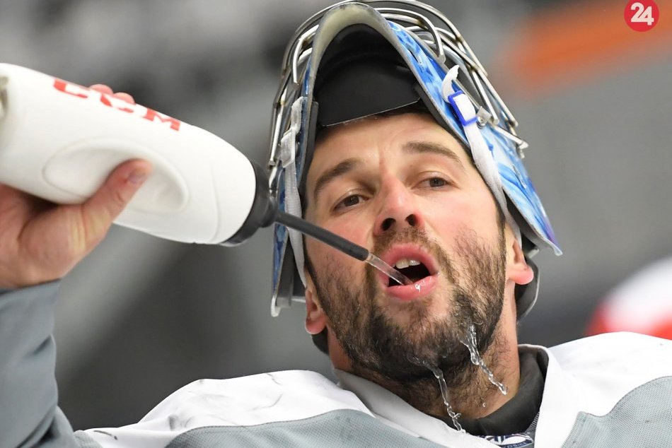 Laco zavesil korčule na klinec