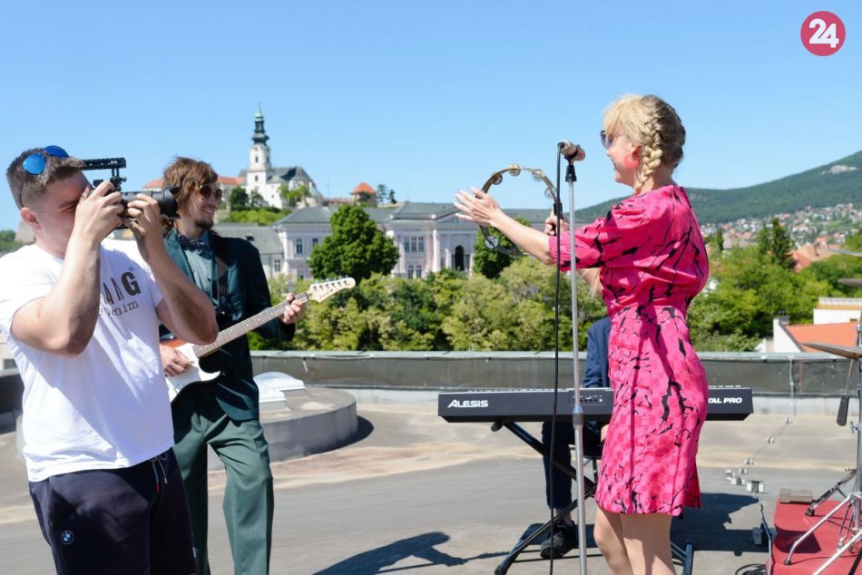 Na streche divadla natáčali videoklip