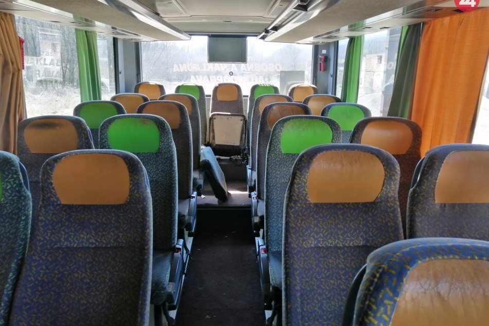 V OBRAZOCH: Mladík z Revúckeho okresu zničil interiér autobusu