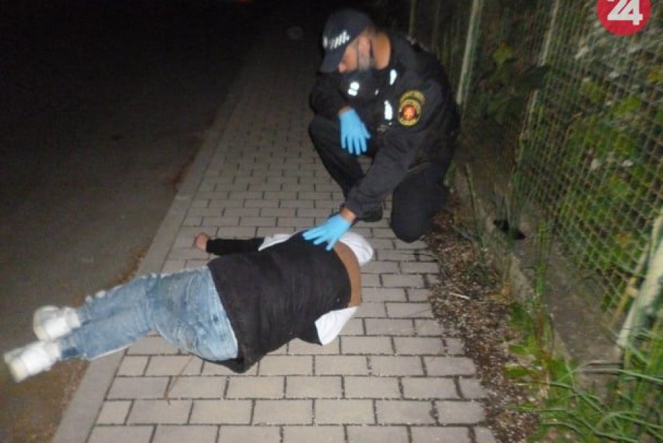 V OBRAZOCH: Mestskí policajti vo Zvolene ratovali mladého muža