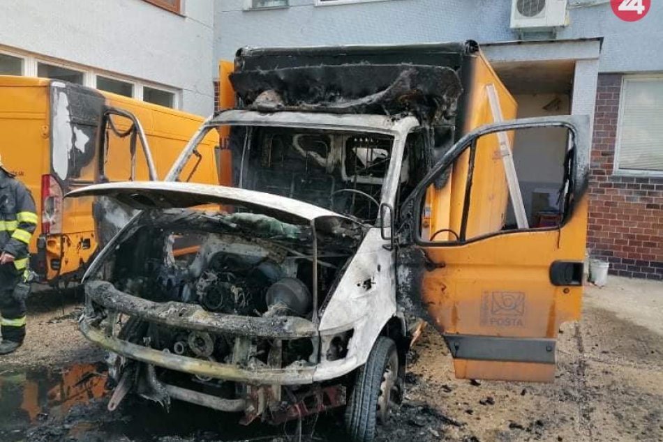 V Šali zhorela poštová dodávka