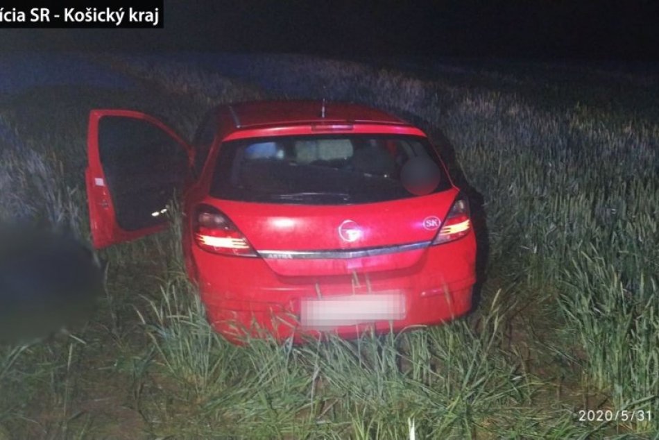 OBRAZOM: Tragický nedeľný večer. Vodič neprežil náraz do stromu