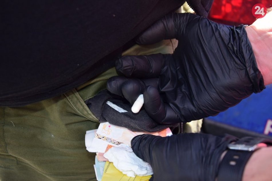 V OBRAZOCH: Pri policajnej akcii zadržali 30-ročného Bystričana