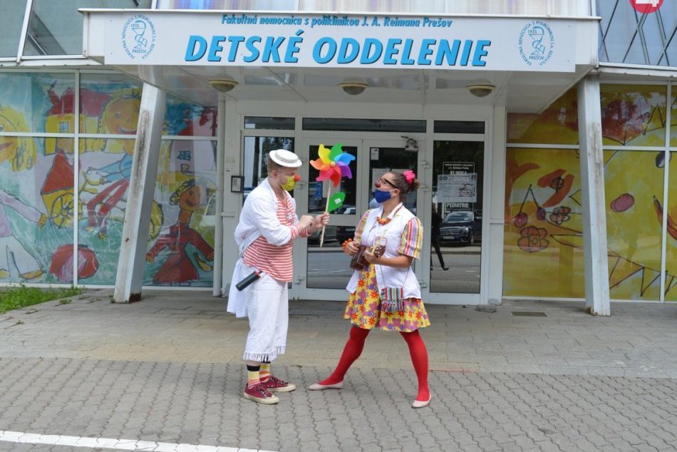 Obrazom: Zdravotní klauni v prešovskej nemocnici rozveseľujú deti