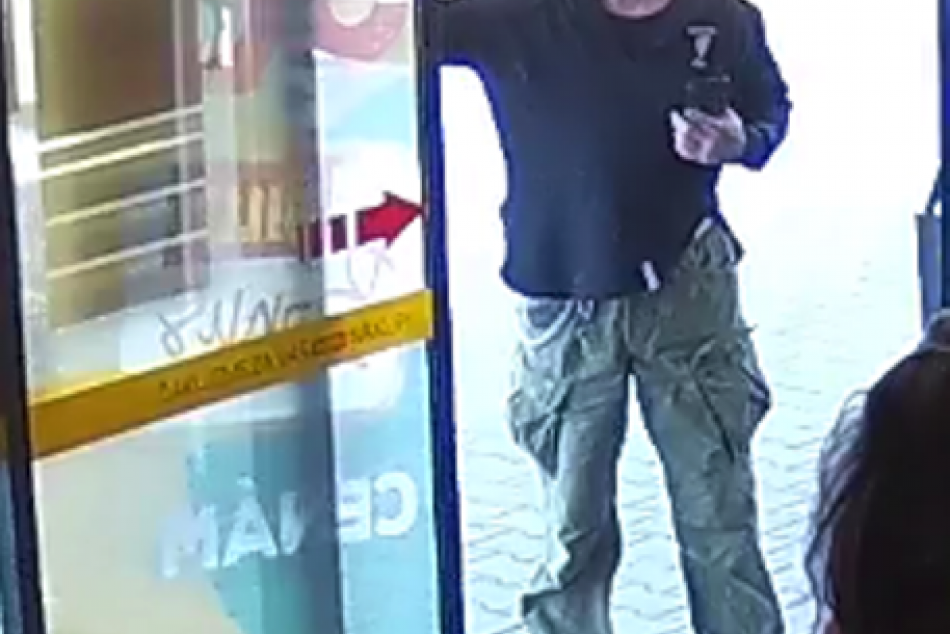 Trenčianski policajti žiadajú o pomoc: Poznáte muža na FOTO?