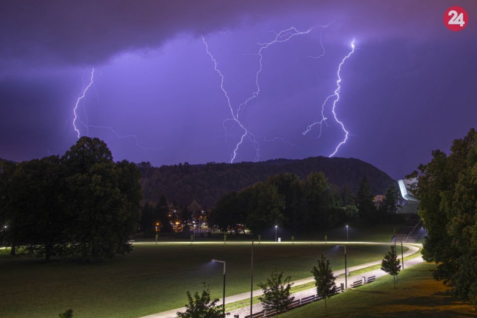 V OBRAZOCH: Úchvatné zábery búrky nad nočnou Bystricou