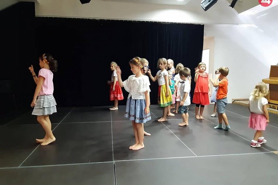V OBRAZOCH: Školička ľudového tanca s UMB