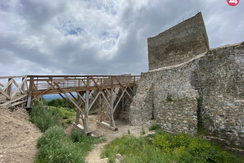 Obrazom: Na hrade Šariš pracujú desiatky ľudí