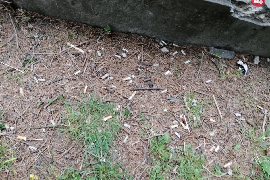 V OBRAZOCH: Neporiadok na detských ihriskách v Bystrici