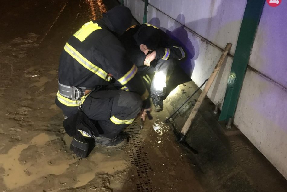 Obrazom: Hasiči mali v Prešove počas búrky množstvo práce