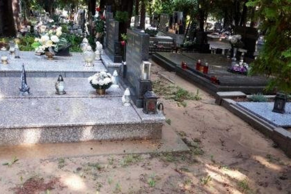 Mestský cintorín zalialo blato