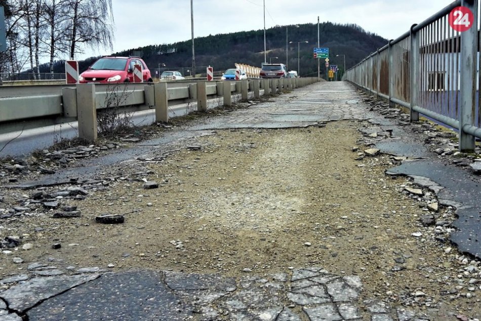 OBRAZOM: Chodník na Orlovskom moste si musí na opravu počkať