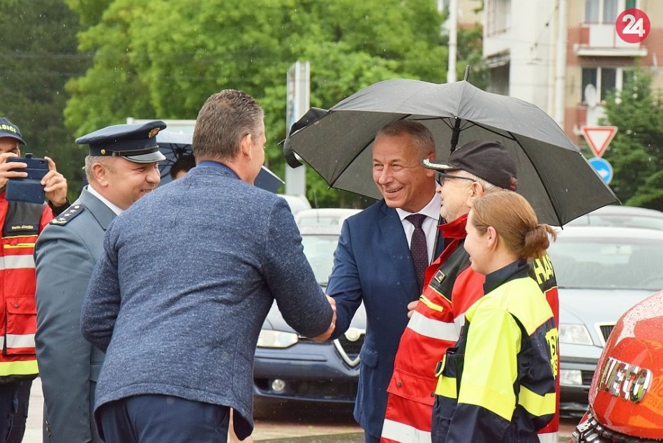 V OBRAZOCH: V BBSK si nové vozidlá prevzali zástupcovia 19 miest a obcí