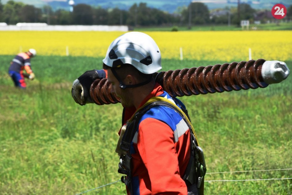 FOTO z elektrických prebiehajúcich prác medzi Považskou Bystricou a Dubnicou