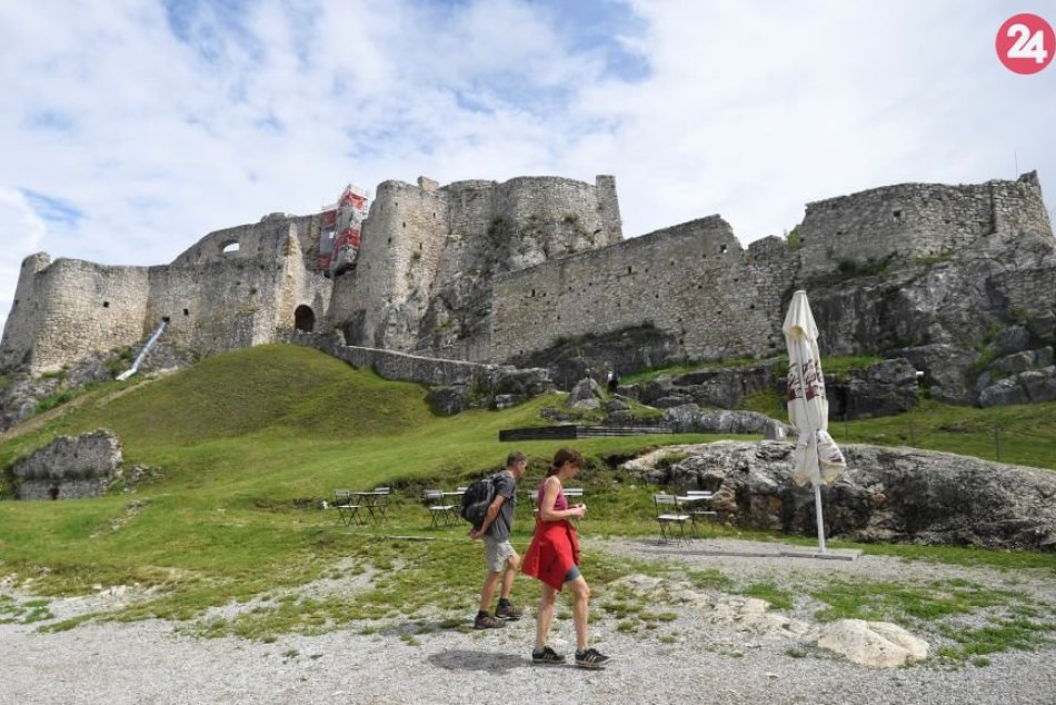 Ministerka kultúry kontroluje práce na Spišskom hrade