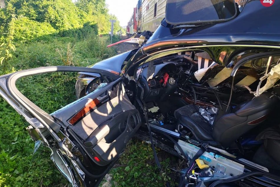 Zrážka vlaku s autom v Horných Krškanoch