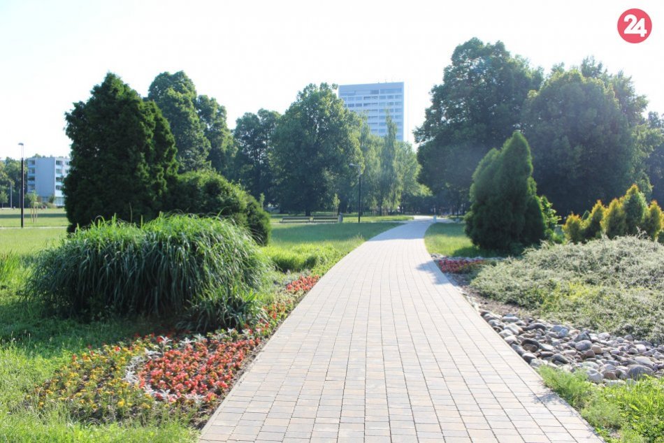 V OBRAZOCH: Kvety rozžiarili Námestie Slobody, park aj Kremničku