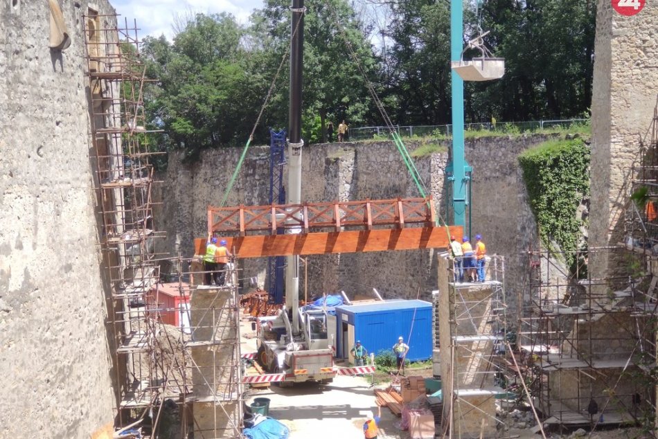 FOTO: Začala inštalácia hradného mosta a lávky