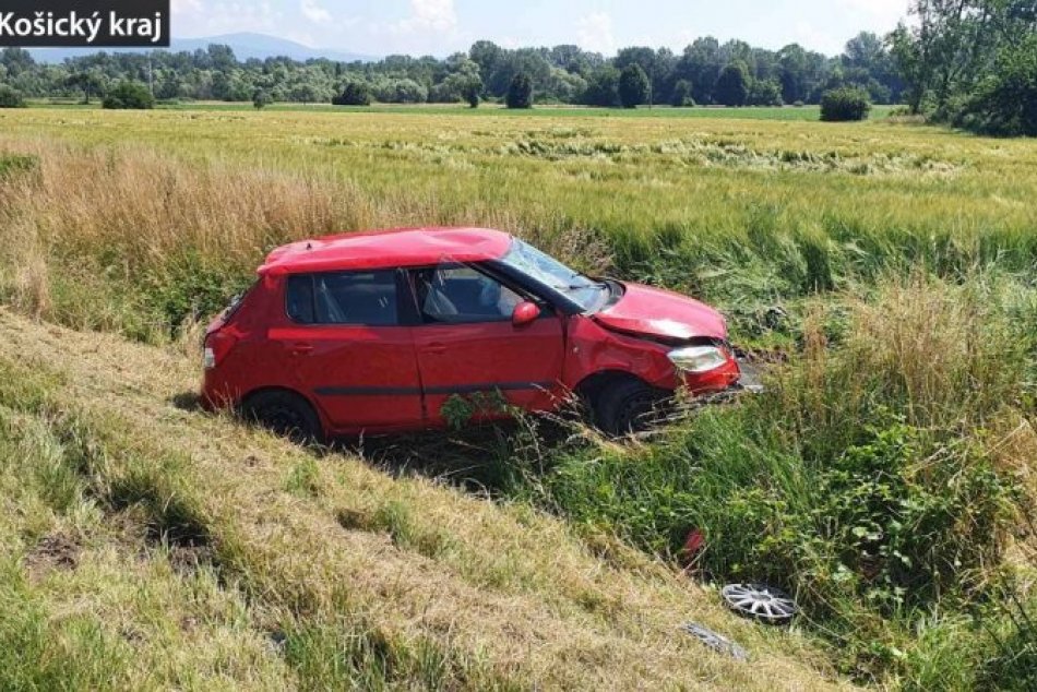 OBRAZOM: Na Zemplíne došlo k dopravnej nehode, vodička skončila v poli