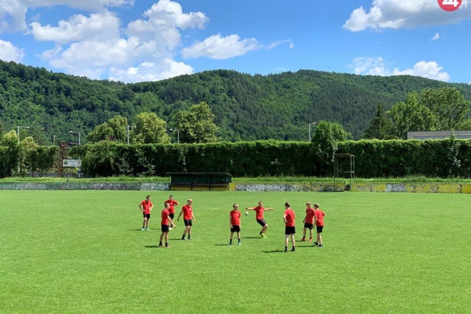 V OBRAZOCH: O rok si futbalová mládež zahrá na novom umelom trávniku