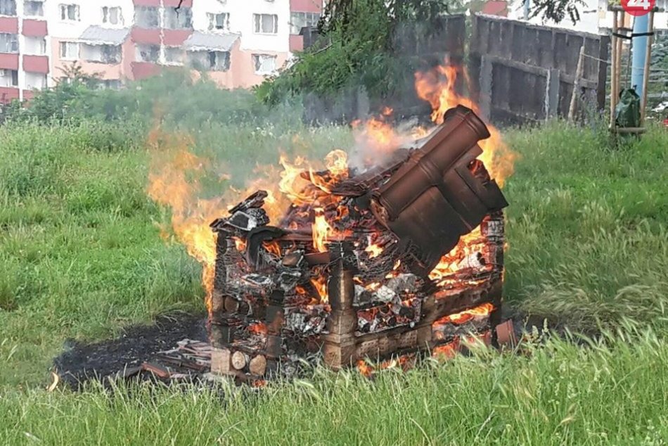 Zhorený hmyzí domček v Karlovej Vsi