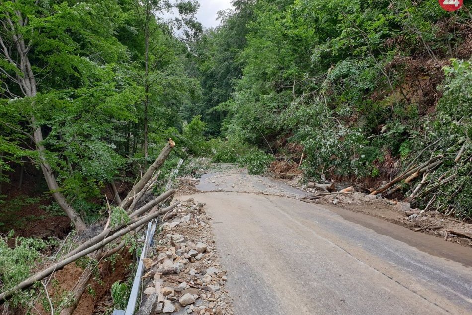 V OBRAZOCH: Zábery poškodených ciest v Revúckom okrese