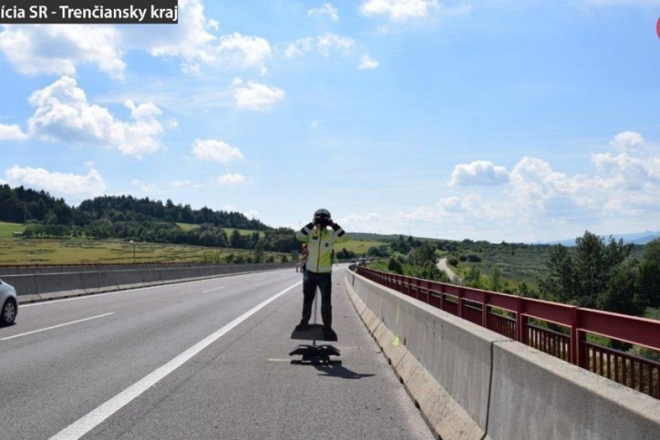 Kuriózna krádež: Niekto sa ulakomil na maketu policajta