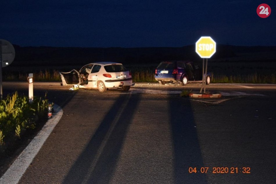 V OBRAZOCH: Vodič nezastavil na stopke, došlo k nehode
