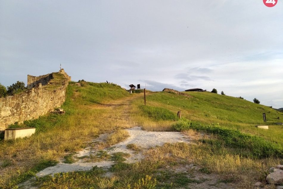 V OBRAZOCH: Krásy Pustého hradu pri západe slnka