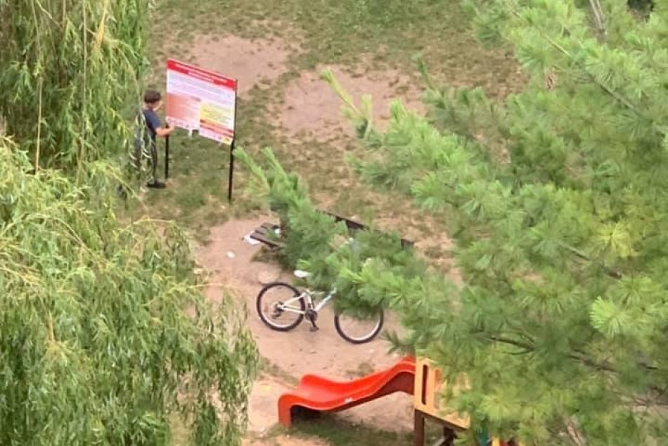 Ničenie verejného majetku na bystrickom ihrisku