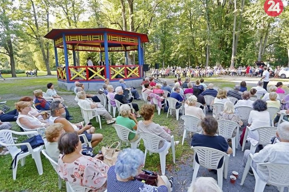 V OBRAZOCH: Promenádny koncert v Mestskom parku