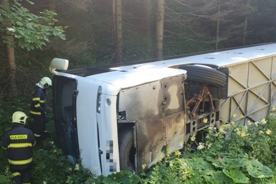 V OBRAZOCH: Na Donovaloch sa prevrátil autobus