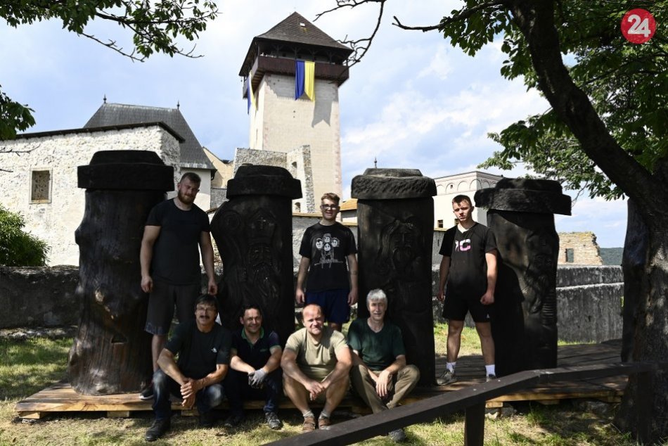 OBRAZOM: Včelári nainštalovali úle na Trenčianskom hrade