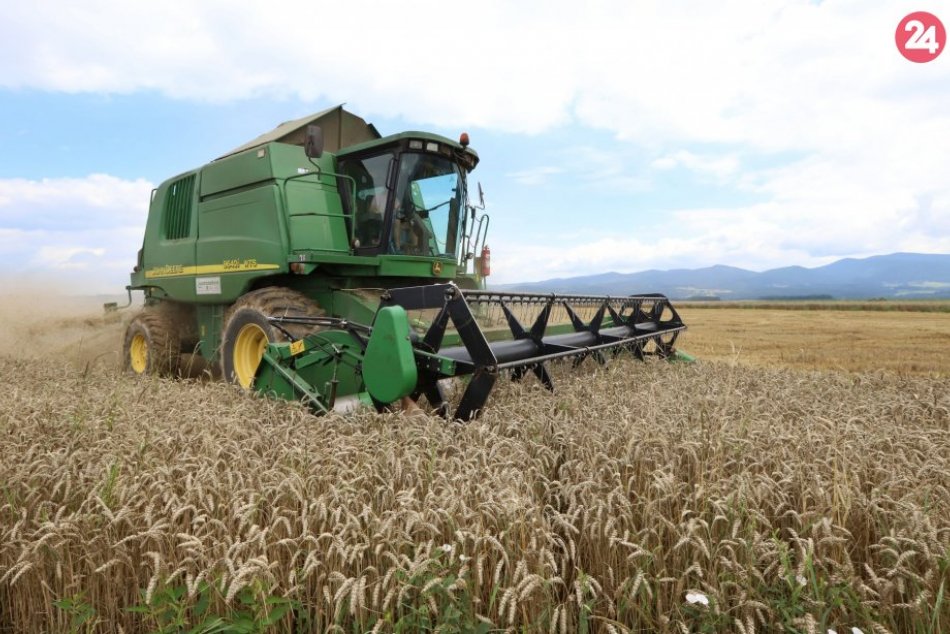 V OBRAZOCH: Žatevné práce na poli v Očovej