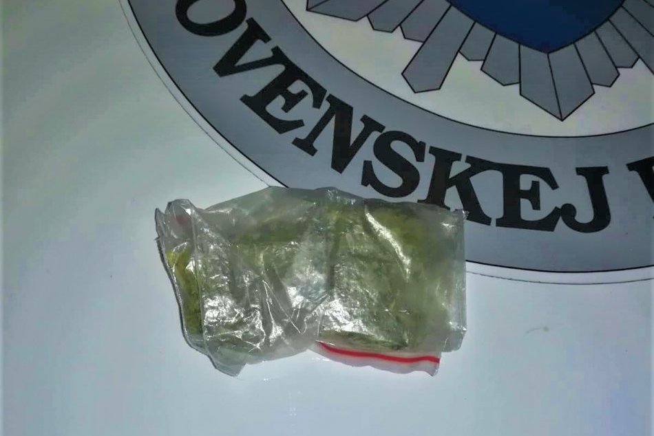 FOTO: Cestná kontrola v Trenčianskej Teplej, u mladíka (17) našli čosi zelené