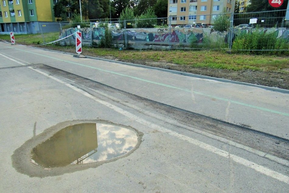 Obrazom: Poškodený cyklochodník na Mukačevskej začali opravovať