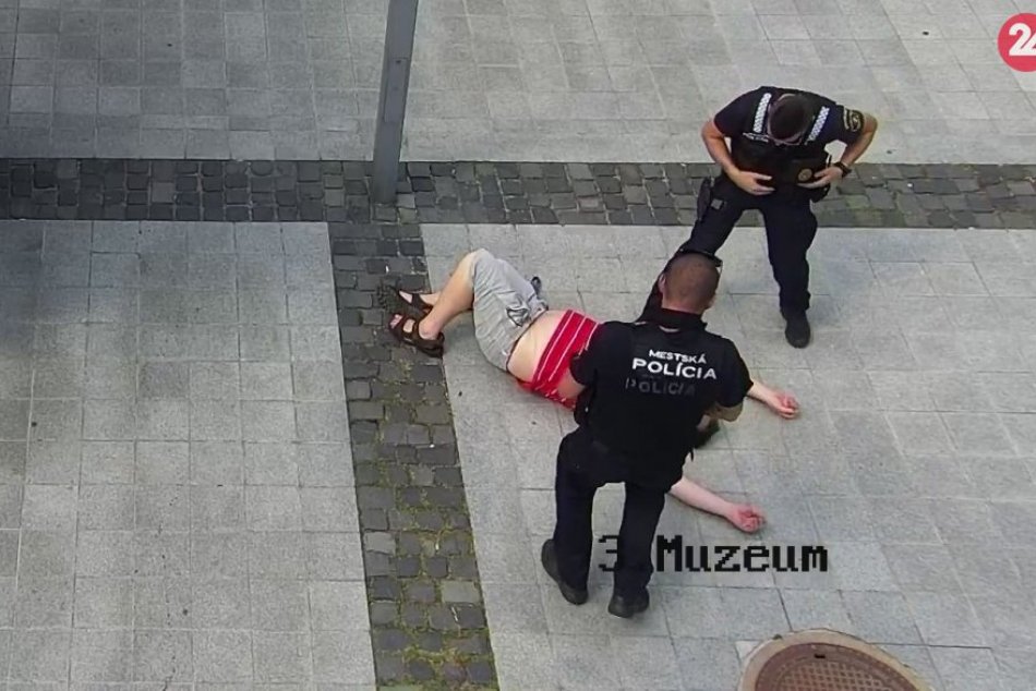 V OBRAZOCH: Na zvolenskom námestí ratovali zraneného muža