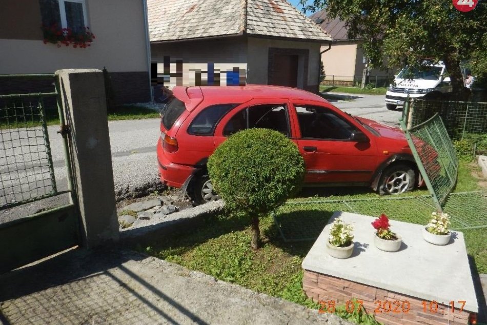 V OBRAZOCH: Opitý vodič neďaleko Zvolena zrámoval plot