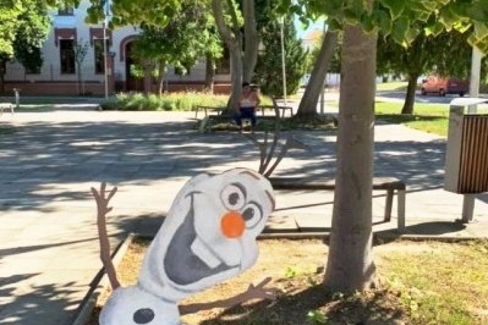 Rozprávkové postavičky v uliciach Šale