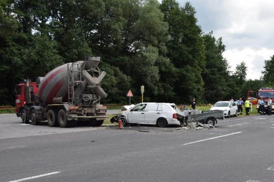 V OBRAZOCH: Zrážka domiešavača s osobným autom si vyžiadala zranenie
