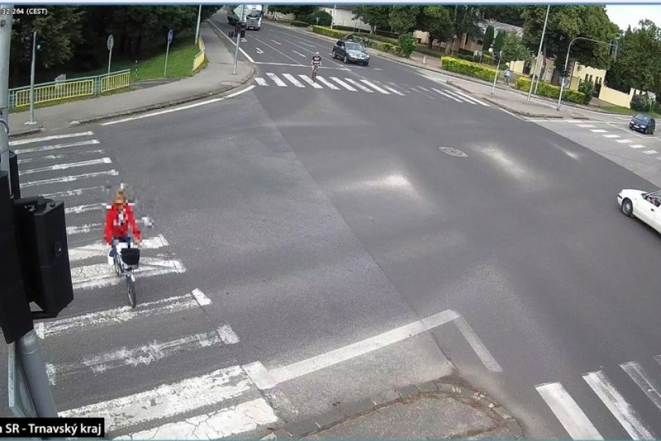 Po zrážke auta a cyklistu skončil starší pán v nemocnici