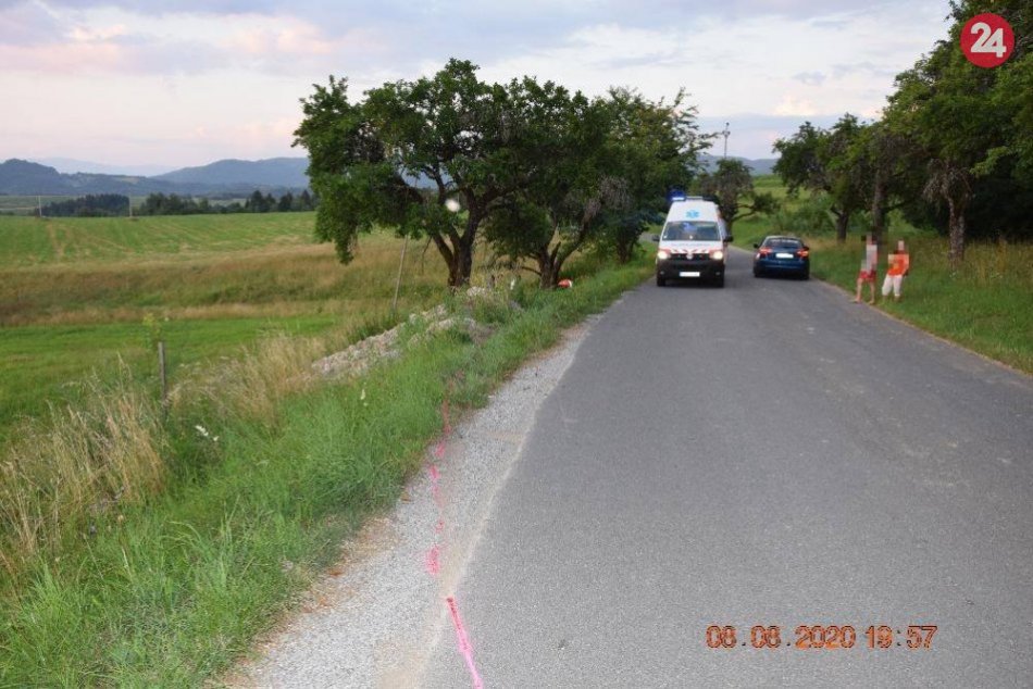 V OBRAZOCH: Opitý motorkár bez papierov skončil v jarku