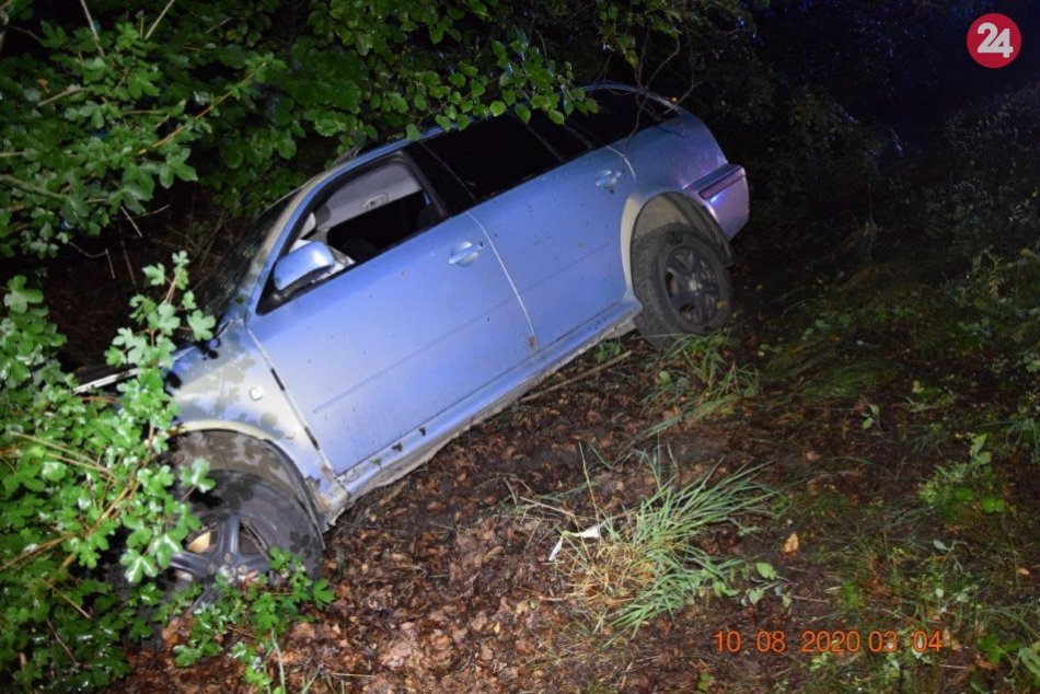 V OBRAZOCH: Po nehode skončil v Hrone vodič osobného auta