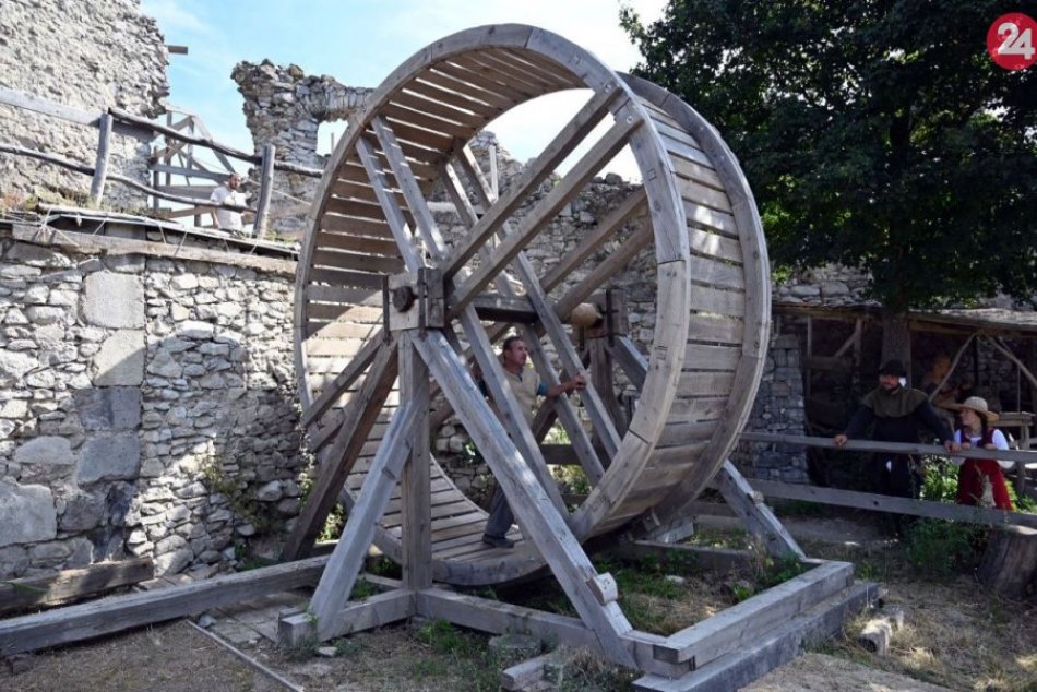 Stredoveký šliapací žeriav na Vinianskom hrade